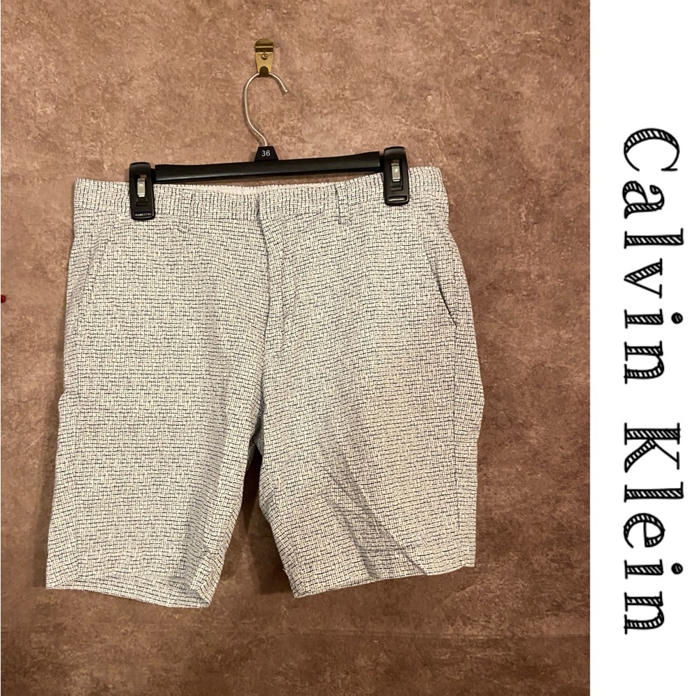 Calvin Klein~Men’s slim fit flat front shorts~Navy/white~Size 32~EUC